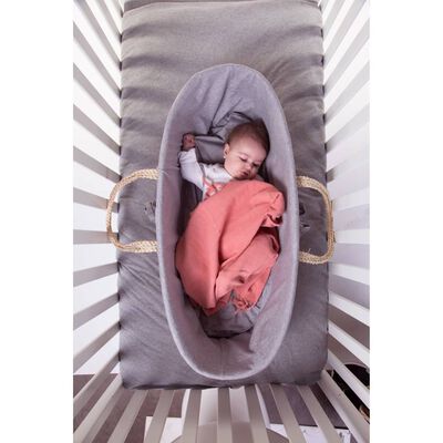 Raffia wieg met matras en grijze hoes