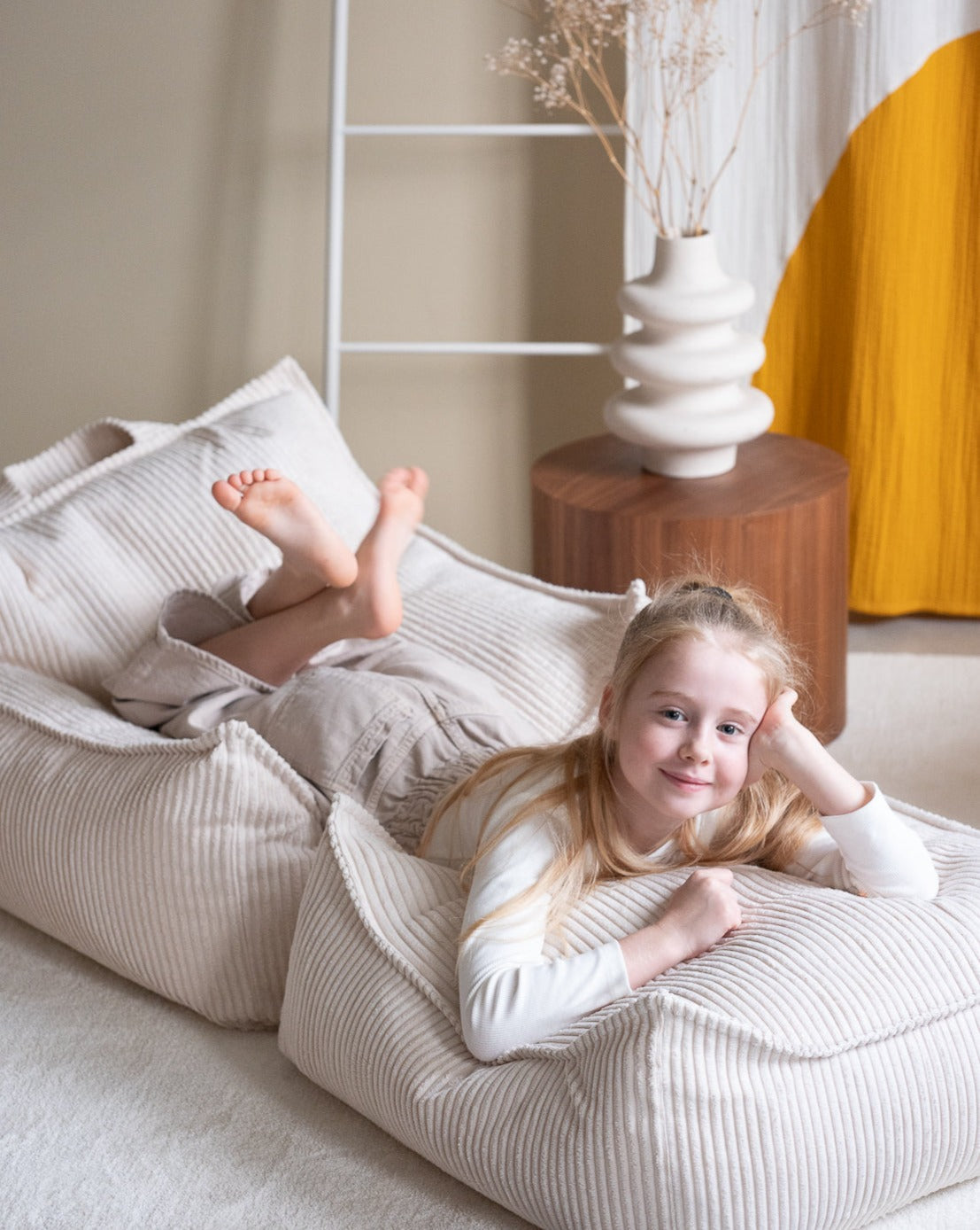Witte fluwelen vierkante poef